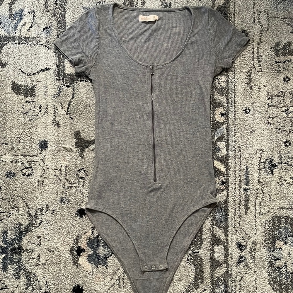 Hollister grey ribbed bodysuit with zipper